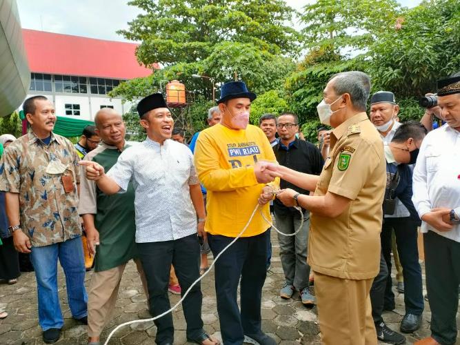 PWI Riau Sembelih 3 Sapi dan 4 Kambing Kurban, Gubri: Semoga Berkah